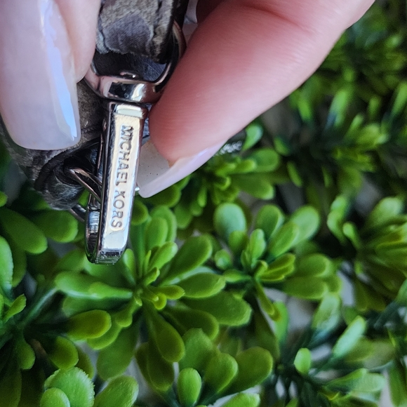 EUC Michael Kors grey snake print wristlet - Picture 5 of 13